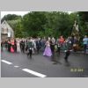 13_Viele Besucher stehen an der Strasse.JPG